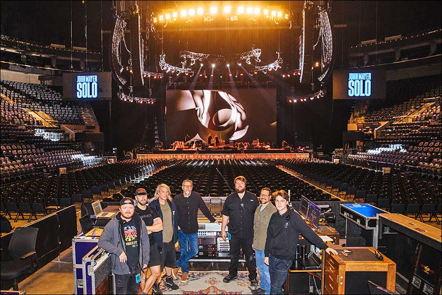 Sound-Crew bei der John Mayer Tour 2023 (von links): Erik Swanson (PA Tech), Michal Kacunel (System Engineer), Sean McAdam (PA Tech), Derek Featherstone (FOH-Ingenieur und CEO von UltraSound), Alex Prichard (Monitor Tech), Ian Dubois (Monitor Engineer) und Riley Gajewski (PA Tech) (Foto: Thomas Falcone).