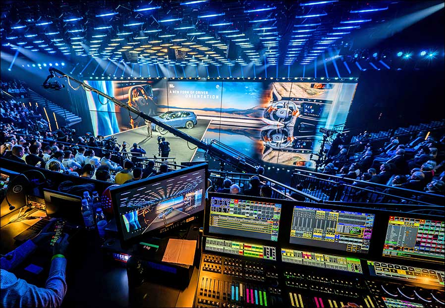 BMW iX3 im Licht von Robe (Fotos: Tobias Heydthausen / Sunrise Studios)