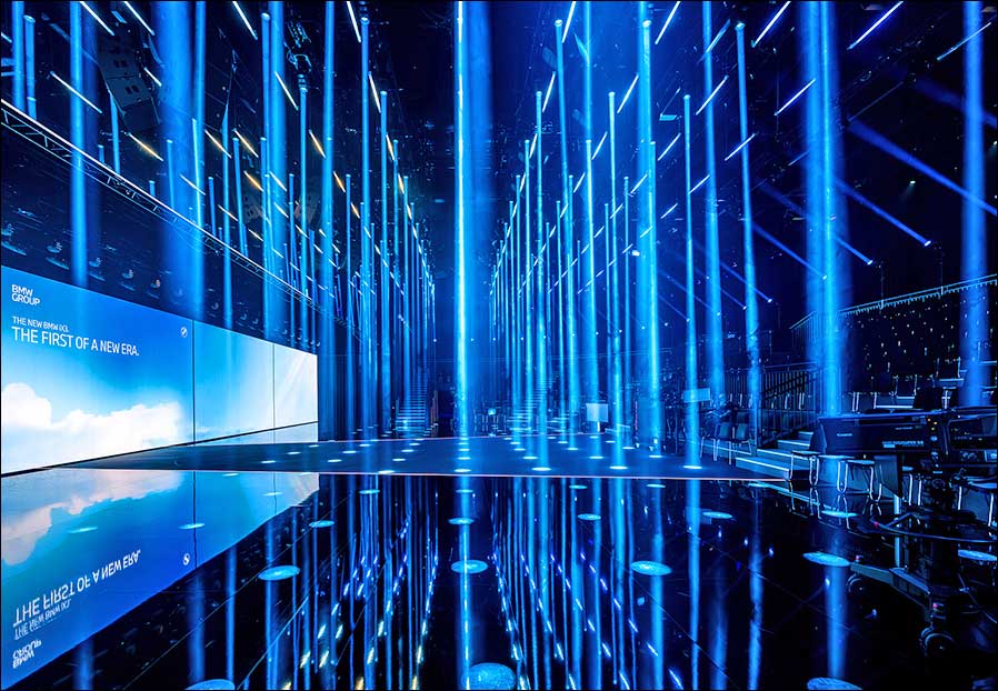 BMW iX3 im Licht von Robe (Fotos: Tobias Heydthausen / Sunrise Studios)