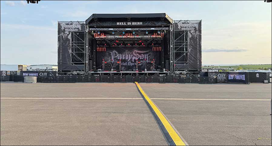 Ruhe vor dem Phonsturm: das Party.San-Festivalgeände vor der ersten Show (Foto: Thomas „Kelly“ Kellner / PROKLANG GmbH)