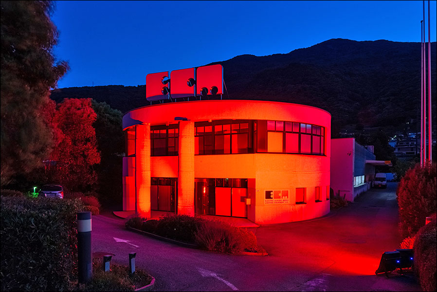 Der Firmensitz von ELECTRIC CLAUDIO MERLO in Taverne im Tessin: das 1.800 qm große Lager lässt keine Lieferengpässe aufkommen (Foto: ECM)