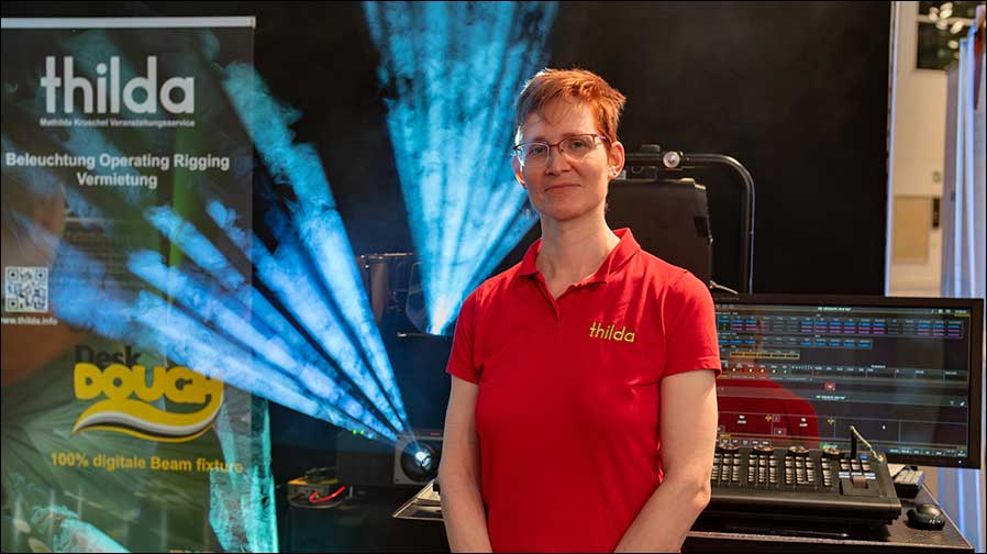 Sie ist ein echter ETC-Konsolen-Fan: Lichtdesignerin Mathilda Kruschel vor ihrer Gio-Lichtsteuerung (Foto: Kevin „Clamoris" Kahlert)