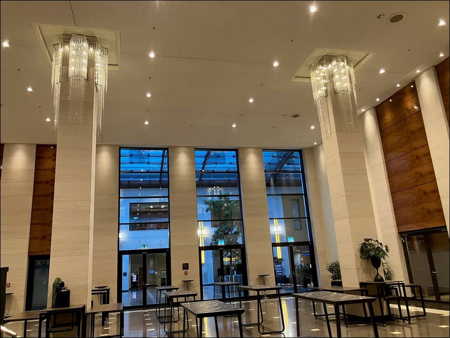 Im neuen Licht: Foyer des Maritim Hotels Düsseldorf (Foto: Feiner Lichttechnik GmbH)