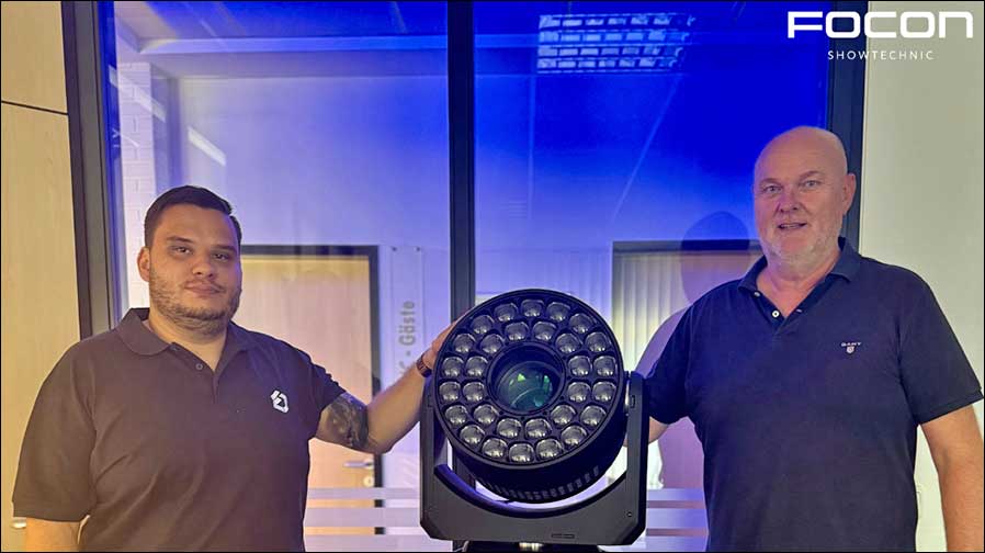 Jetzt bei bei Focon Showtechnic: Niklas Adler (links) mit Firmenchef Frank Rethmann (Foto: Focon Showtechnic)