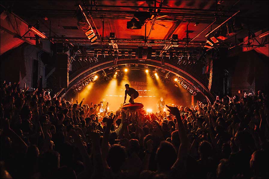 Die Tour von Hoodie Allen mit den JDC1 Hybrid-Strobes von GLP