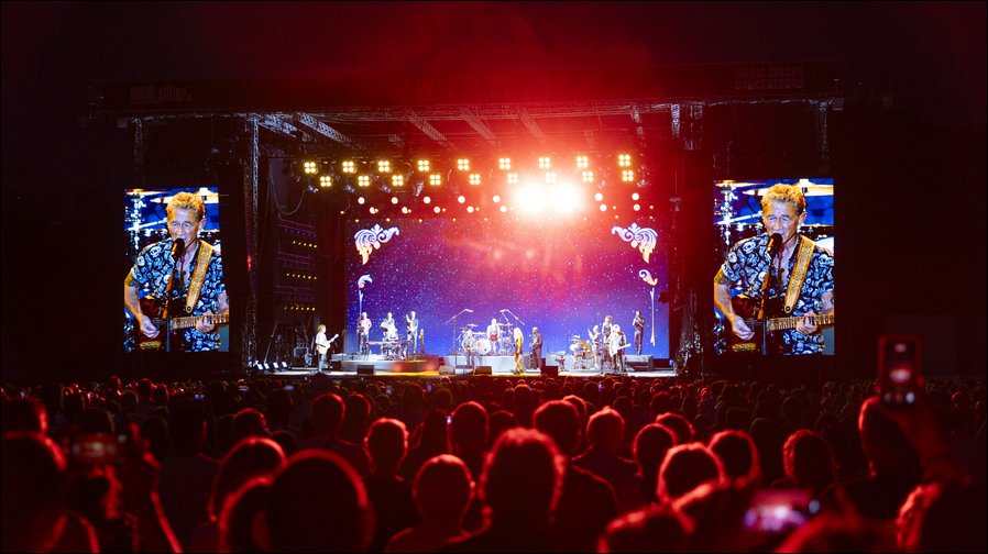 Lichtdesigner Günter Jäckle auf den „Love Places“-Open-Airs von Peter Maffay: 16 GLP Creos als outdoor-fähige Werkzeuge und 80 GLP impression X5 als farbstabiler Kern ..