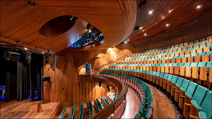 Das Cairns Theatre des Brighton Colleges, ausgestattet mit fünf Leuchten-Serien von GLP (Fotos: Brighton College)