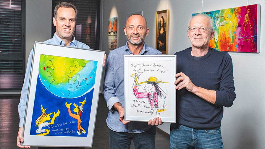 Anlässlich der Eröffnung des neuen Installations-Showrooms reiste Lichtdesigner Günter Jäckle an und übergab ein eigens für den Showroom erworbenes Kunstwerk von Udo Lindenberg an Udo Künzler und Oliver Schwendke von GLP.