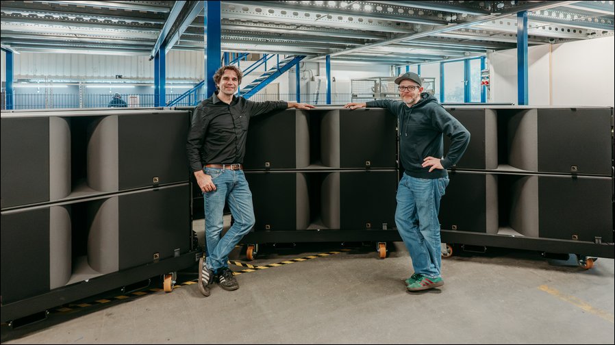 Jan Grohmann-Falke und Florian Werner mit den CS1 im Lager (Foto: Groh-P.A. Veranstaltungstechnik)