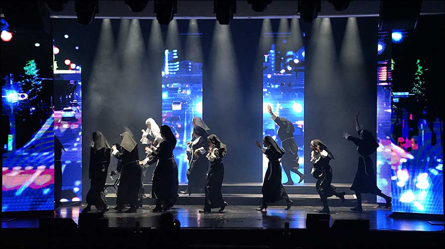 LED-Wand als Teil des Bühnenbilds: „Sister Act – Das Musical“ (Foto: Frank Schödter / Groh PA).