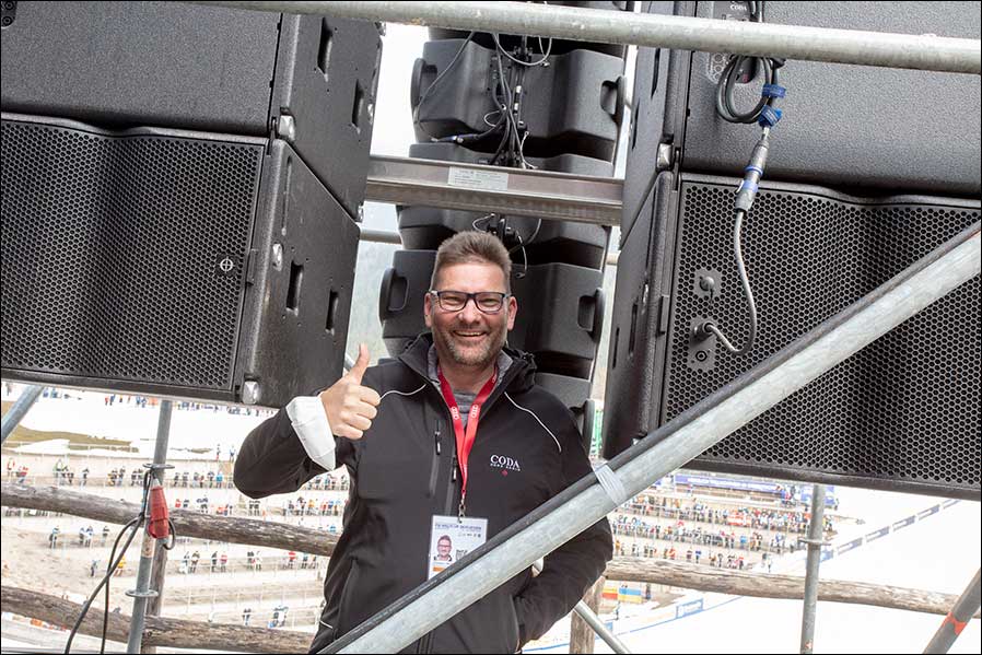 Christian Heckmair vor dem CODA-Audio-Sound-System an der Skiflugschanze in Oberstdorf
