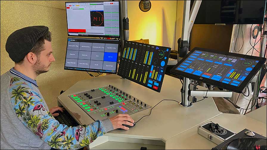 Sendungsmacher Matthias Huisken am ruby-Mischpult von Lawo (Fotos: 674FM)