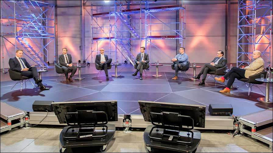Podiumsdiskussion bei "Layher.Live" mit Layher-Vertriebsleiter Andreas Beck (links), der durchs Programm führte, Strafrechtsexperte Dr. Christian Schmitz, Andreas Straub von andyamo, Layher-Geschäftsführer Wolf Christian Behrbohm, Sandro Rende von der Gebrüder Rende Gerüstbau GmbH, Präsident des Bundesverbands Gerüstbau e.V. Marcus Nachbauer und Versicherungsspezialist Thomas Schäfer von der TPC Concept GmbH.
