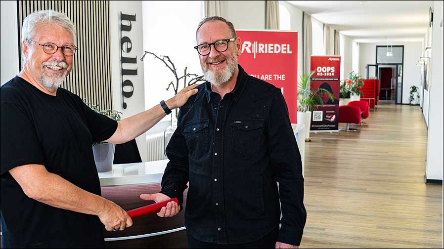 Staffelübergabe bei RIEDEL Networks: Bernhard Pussel (links) übergibt an Oliver Burgdorf, Chief Sales Officer (rechts)