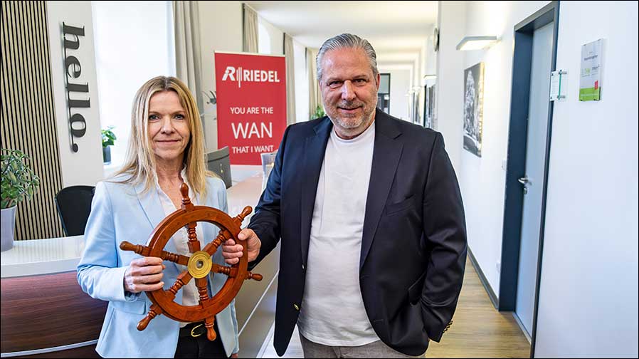 Stabwechsel bei Riedel Networks: Gudrun Scharler übernimmt von Michael Martens (Foto: Riedel Networks).
