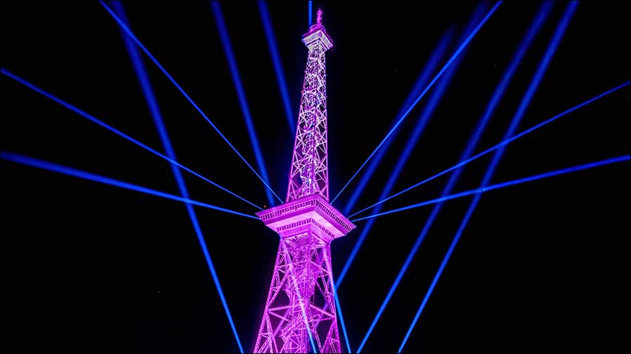 Der Funkturm im Licht von Robe (Foto: Alexander Hüfner)