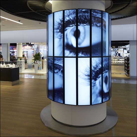 Leuchtende Säule im Pariser Flughafen mit BrightSign