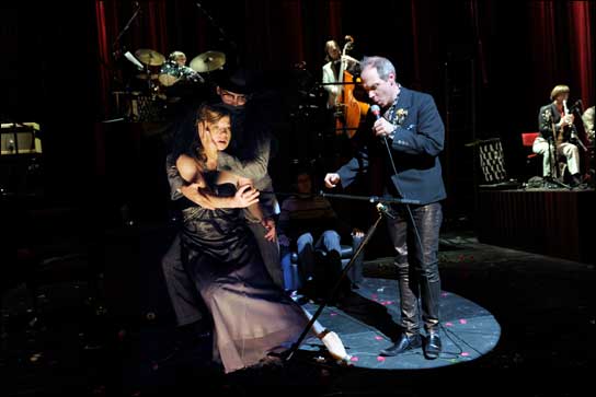 "Black Rider" in der Schaubühne. Foto: Thomas Aurin.
