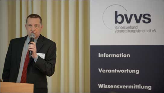 Roland G. Meier, 1. Vorsitzender des bvvs, bei der Eröffnung des Symposiums