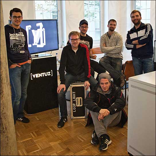 Froh über die neue Software: Matt Finke (Mitte) und das Team von LOOP LIGHT