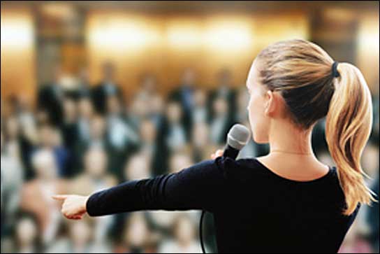 Die Eventmanagerin zeigt, wo es lang geht (Foto: ALDECAstudio – Fotolia.com).
