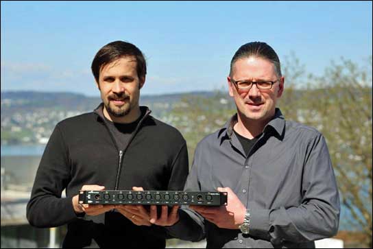 Marco Menzi (menzi ebz ag) und Franck Tiesing (Eaton’s Cooper Controls Group) bei der Übergabe der ersten Geräte.   