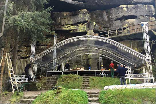 Das Bühnendach von cast schützt die Musiker bei der "Zauberflöte" auf der Felsenbühne Rathen