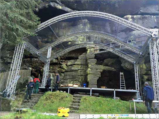 Das Bühnendach von cast schützt die Musiker bei der "Zauberflöte" auf der Felsenbühne Rathen