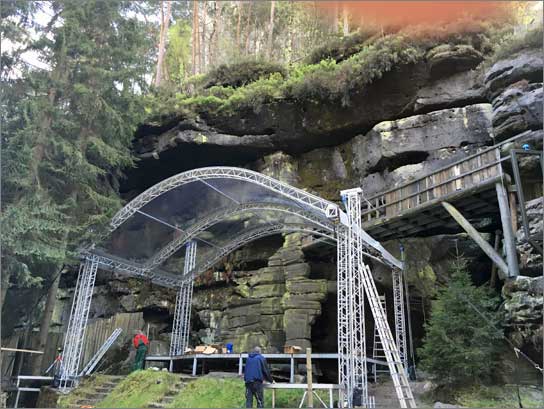 Das Bühnendach von cast schützt die Musiker bei der "Zauberflöte" auf der Felsenbühne Rathen