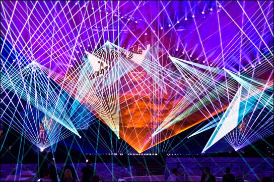 In der Frankfurter Festhalle sorgten Laserworld-Laser bei der PRG-Show für spektakuläre Effekte.