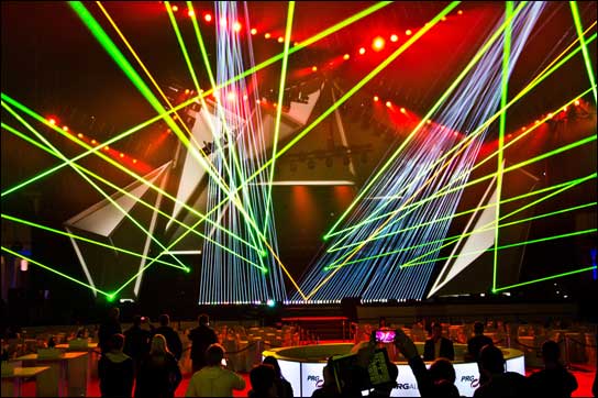 In der Frankfurter Festhalle sorgten Laserworld-Laser bei der PRG-Show für spektakuläre Effekte.