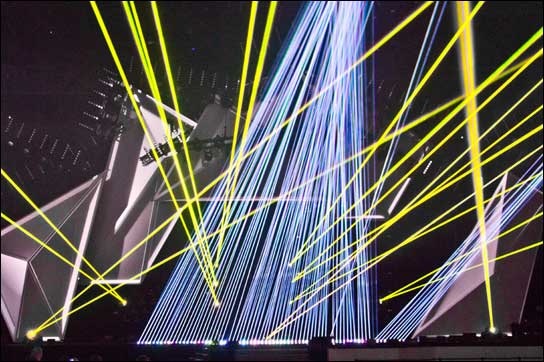 In der Frankfurter Festhalle sorgten Laserworld-Laser bei der PRG-Show für spektakuläre Effekte.