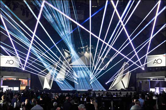 In der Frankfurter Festhalle sorgten Laserworld-Laser bei der PRG-Show für spektakuläre Effekte.