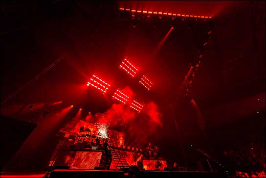 Scooter auf der "Can't Stop The Hardcore Tour 2016" - im Licht der P-5 von SGM (Fotos: Thomas Rohwedder)