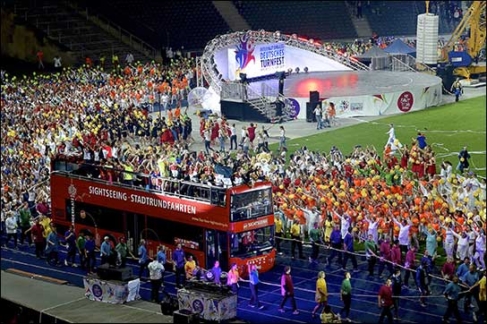 Hauptbühne mit Traversen-Rundbogen (Foto: minkusimages)