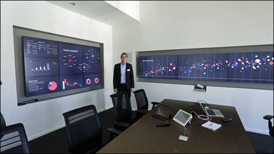 Im Münchner Meeting-Raum von Oblong kann Thomas Spiegl zeigen, wie das System funktioniert.