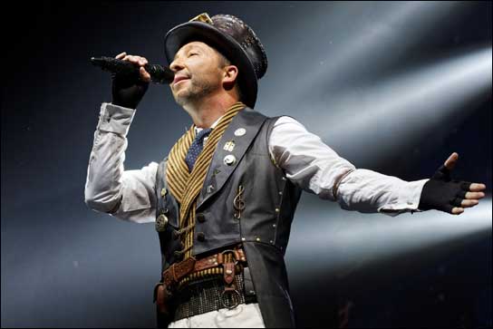 DJ BoBo feiert mit der "Mystorial"-Tour 25-jähriges Bühnenjubiläum - und sein Mikro kommt von Sennheiser