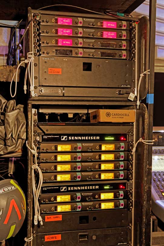 Neben der Bühne: Sechs Sennheiser SR 2050 IEM-Doppelsender im Rack  