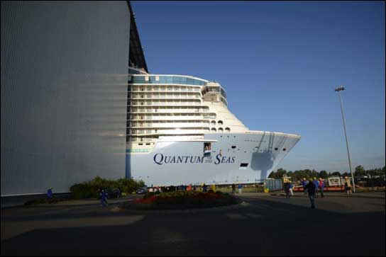Die Quantum of the Seas verlässt das Baudock der Meyer Werft. Fotos: Royal Caribbean International.