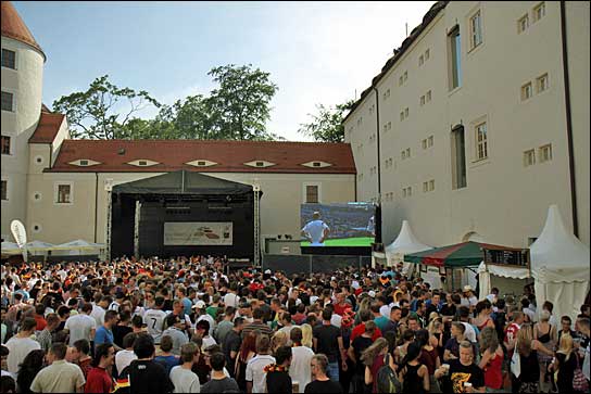 Public Viewing mit Equipment von SAM PRODUCTION für die FIFA Fußball-Weltmeisterschaft 2014.