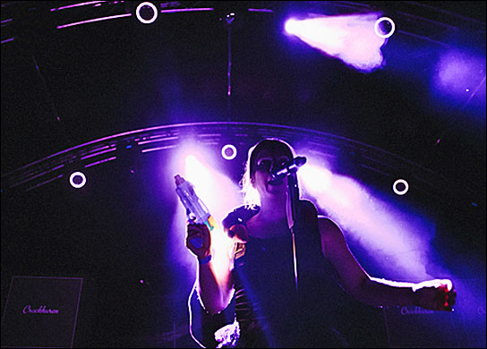 Der charakteristische LED-Ring des Helios+ 19Z und die Varytec Beam R5 prägten das Lichtdesign auf dem Herzerockt-Festival.  (Foto: Christopher Große-Cossmann)