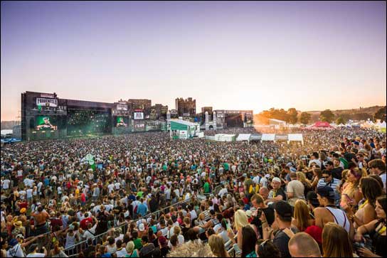 MLA komplett: Begeisterte Fans vor einer der drei Hauptbühnen beim Openair Frauenfeld; Fotos: Nathanael Köhler.