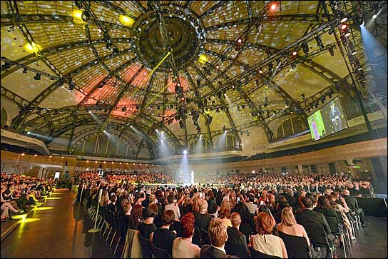 Die "s.Oliver Realstars Gala": Auszeichnungen für die die besten Verkaufsteams des Modeunternehmens in der Frankfurter Festhalle. Fotos: s.Oliver
