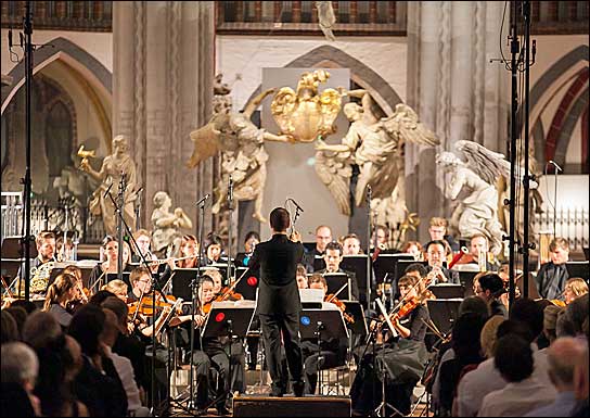 Die Junge Deutsche Philharmonie unter der Leitung von Jonathan Stockhammer interpretierte ausgewählte Werke von John Adams, Felix Mendelssohn Bartholdy, György Ligeti sowie Philip Glass