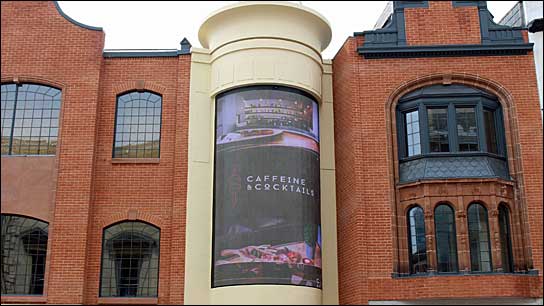 Die neue gewölbte LED-Wall am Atlantis Village in Reading.
