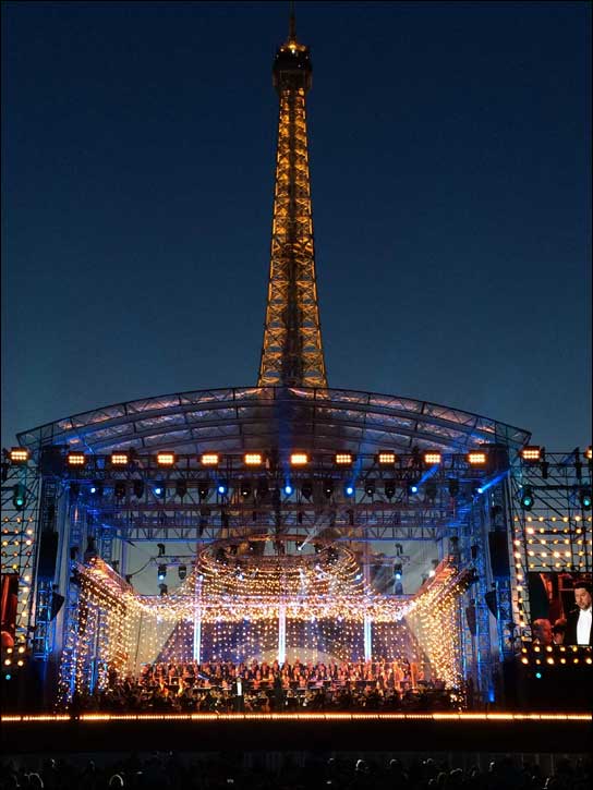 Zwei Lawo mc²36 FOH-Mischpulte sorgten für den guten Ton am Nationalfeiertag in Paris.