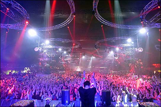 Airbeat One Festival: Ein VT20-System von ProAudio Technology sorgte für die Beschallung des 8-Master-Terminal-Zelts