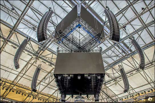 Mit JBL VTX in der Schalke Arena: PUR (Fotos: Matthias Halbweiss)