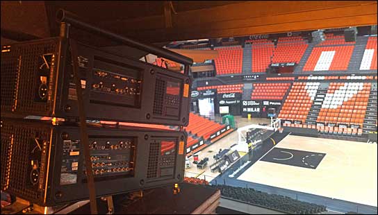 Vor dem Start: Christie-Projektoren im Stadion