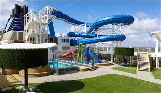 Der Aqua Park auf Deck mit Pool und Wasserrutschen (Foto: Ingrid Fiebak-Kremer / Norwegian Cruise Line)